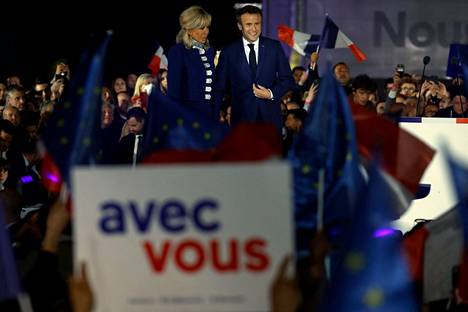 Ranskan presidentti Emmanuel Macron ja hänen vaimonsa Brigitte Macron nousivat yhdessä lavalle Macronin vaalivalvojaisissa Pariisin Marskentällä sunnuntai-iltana alle kaksi tuntia sen jälkeen, kun tulosennusteet näyttivät Macronin voittavan vaalit.