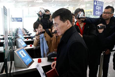 Pohjois-Korean ulkoministeriön Pohjois-Amerikan osaston apulaispääjohtaja Choe Kan-il teki lähtöselvityksen Suomen-lennolle Pekingin lentoasemalla sunnuntaiaamuna.