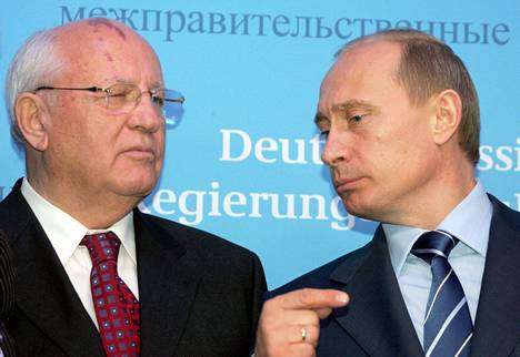 Venäjän presidentti Vladimir Putin (oik.) ja Neuvostoliiton viimeinen johtaja Mihail Gorbatšov kuvattuna joulukuussa 2004.