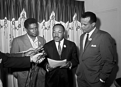 James Foreman (vas.), Martin Luther King ja Harry Belafonte lehdistötilaisuudessa Atlantassa vuonna 1965.