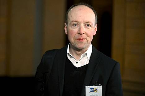 Perussuomalaisten Jussi Halla-aho saapui tiistaiaamuna hallitusneuvotteluihin Säätytalolle.
