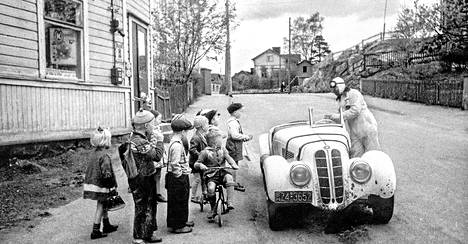Kauppias, kansanedustaja ja ralliautoilija Leo I. Mattila esitteli BMW:tään lapsille Hertankadulla keväällä 1950.