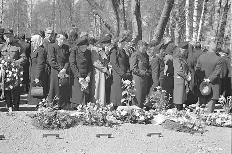 Memorial Day for the fallen heroes was celebrated throughout the country on May 19, 1940. In the photo, relatives at the graves in Lappeenranta, where the 487 fallen of the Karelian Isthmus were blessed.  The inscription 