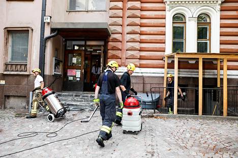 Helsingin pelastuslaitos kuivasi tiloja perjantaina illansuussa.