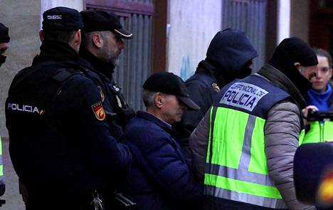Espanjan poliisi haki kirjepommeista epäillyn eläkeläisen kotoaan Miranda de Ebron kaupungista.