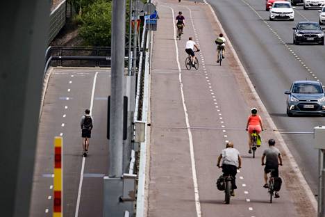 Pyöräilijöitä ja autoilijoita Kulosaaren sillalla kesäkuussa 2021.