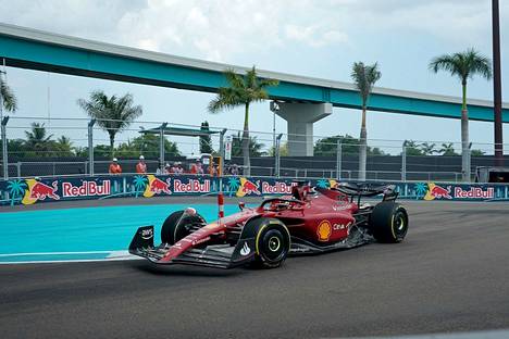 Charles Leclerc otti kauden kolmannen paalupaikkansa Miamissa.