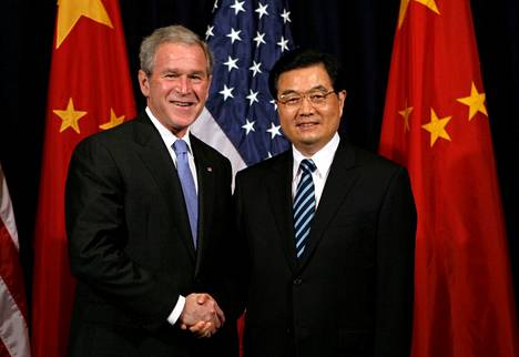 Yhdysvaltain presidentti George W. Bush ja Kiinan presidentti Hu Jintao kättelivät Perun Limassa pidetyn Apec-maiden kokouksen yhteydessä vuonna 2008.