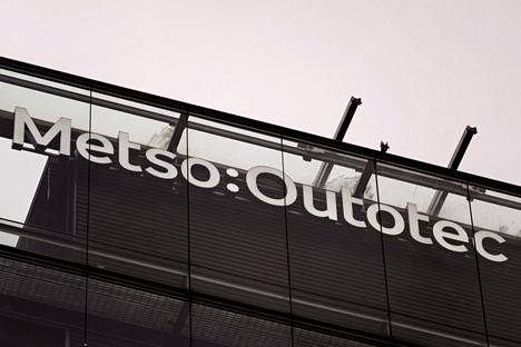 Kaivos- ja metalliyhtiö Metso Outotecin liikevoitto painui huhti-kesäkuussa miinukselle Venäjän liiketoiminnan alasajoon liittyvän kertaluonteisen kulun vuoksi.