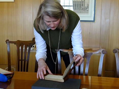 Kirjastopalvelujen johtaja Jessica Gardner tutki muistikirjoja helpottuneena. 