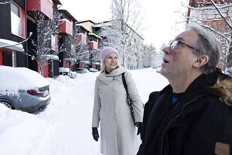 Suomen arkkitehtiliiton pitkäaikainen puheenjohtaja Henna Helander pitää Omenamäkeä yhtenä lempipuutaloalueistaan. Matti Talvioja nauttii asumisesta puutalossa.