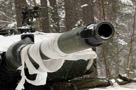Leopardin pääase on 120 millimetrin panssarivaunukanuuna. Kuvassa putken päällä talvista naamiointia.