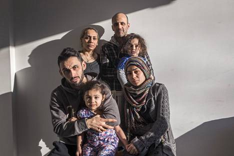 Kokonaisuudessaan yhdeksänhenkinen irakilaisperhe voi viimein hengähtää helpotuksesta, kun myös Nour (edessä), 24, ja Fatimah, 19, saivat turvapaikan valitettuaan Maahanmuuttoviraston kielteisestä päätöksestä hallinto-oikeuteen. Kuvassa myös perheen isä Muhamad, äiti Aysar ja nuorimmat sisarukset Danial ja Dünya.