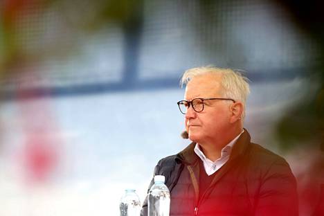 Suomen Pankin pääjohtaja Olli Rehn (kesk) kommentoi Euroopan energiakriisiä Suomi-areenassa Porissa perjantaina.