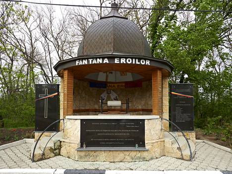 Monument, Heroes' Well, on the border of Moldova and Transnistria.