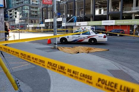 Poliisi: Yhdeksän kuoli, kun auto ajoi jalankulkijoiden päälle Torontossa Kanadassa