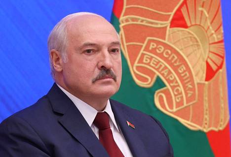 Valko-Venäjän presidentti Aljaksandr Lukašenka pesi kätensä aktivistin kuoleman ja pikajuoksijan paluuepisodista.