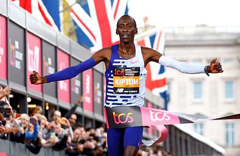 Kenialainen Kelvin Kiptum juoksi Lontoon maratonilla kaikkien aikojen kakkosajan 2.01.25.