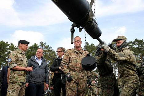 Saksan puolustusministeri Boris Pistorius (toinen vasemmalta) ja Tanskan puolustusministeri Troels Lund Poulsen ukrainalaisjoukkojen kanssa harjoituspaikalla Klietzissä Saksassa 5. toukokuuta.