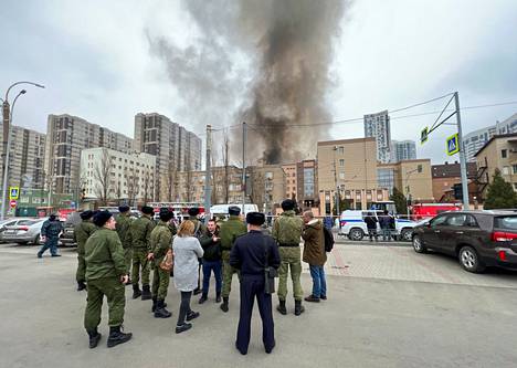 Ihmiset katselivat tulipaloa Rostovissa torstaina.