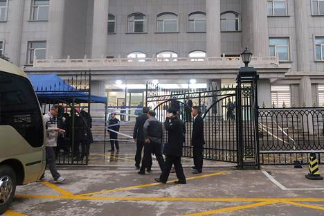 Ihmisiä oikeustalolla ennen tuomion langettamista torstaina Xingtaissa Kiinassa.