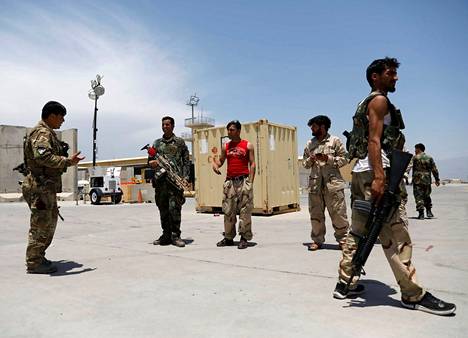 Afganistanilaissotilaat vartioivat Bagramin lentotukikohtaa 5. heinäkuuta 2021.