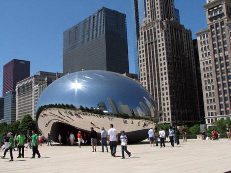 Chicagossa Yhdysvalloissa sijaitseva Cloud Gate (2006) kuuluu Anish Kapoorin tunnetuimpiin julkisiin taideteoksiin. Ruostumattomasta teräksestä kiillotettu veistos on koottu 168 teräslevystä.