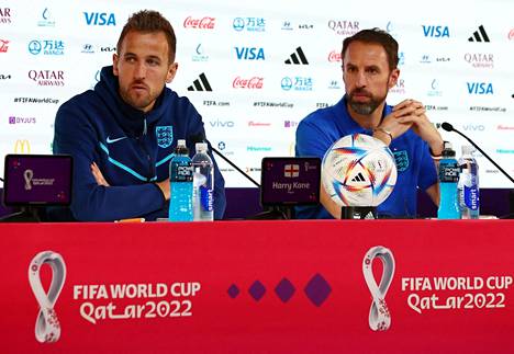 Englannin kapteeni Harry Kane ja päävalmentaja Gareth Southgate Qatarin MM-turnauksessa joukkueensa lehdistötilaisuudessa.