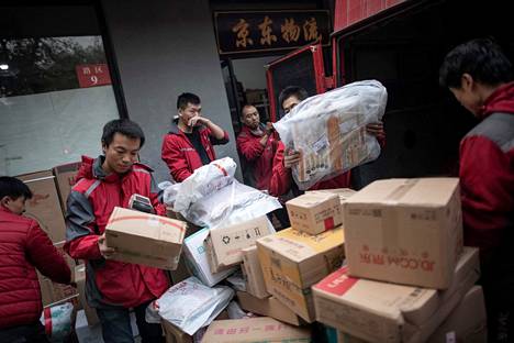 Jakajat uurastivat pakettien kanssa Pekingissä viime vuoden ”sinkkupäivän” eli 11.11. alla.