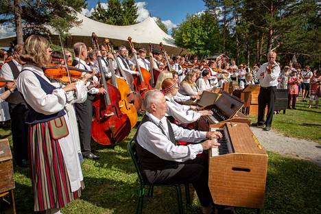 Avajaissoitto on kuulunut festivaaliviikon maanantain ohjelmaan. Kaustislainen soitto on kuvattu heinäkuussa 2018.