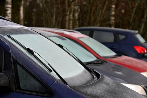 Autojen ikkunat olivat pakkasen huurruttamat Espoon Suvelassa sunnuntaina 7. marraskuuta. 