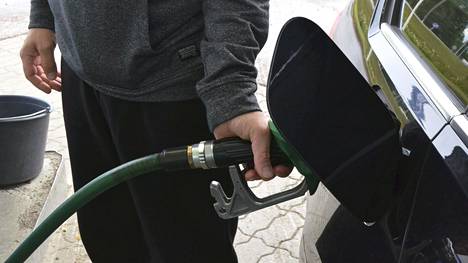 Nesteen jalostamoiden lakko aiheuttaisi todennäköisesti bensiinin hamstrausta.