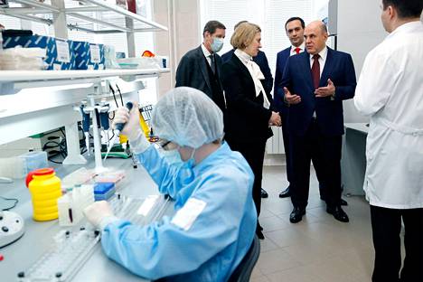 Venäjän pääministeri Mihail Mišustin vieraili Novosibirskin virologian ja bioteknologian Vektor-keskuksessa perjantaina.