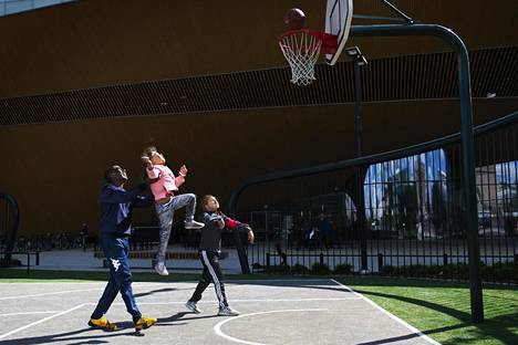 Tarre (vas.), Iben ja Edia Ahlfors kokeilevat Oodin koripallokenttää.