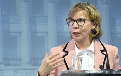Oikeusministeri Anna-Maja Henriksson (r) esitteli hallituksen esityksen rikoslain seksuaalirikossäännösten uudistamisesta tiedotustilaisuudessa helmikuussa.