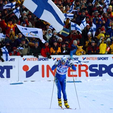 Mika Myllylä toi Suomen ensimmäisenä maaliin Lahden MM-hiihtojen viestissä vuonna 2001.