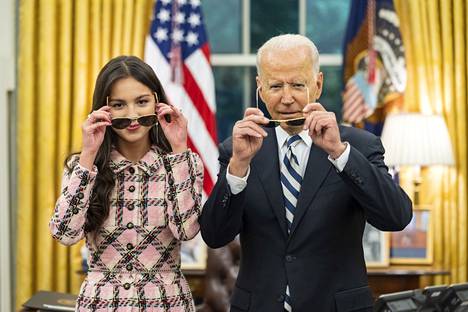 Yhdysvaltain presidentti Joe Biden tapasi poptähti Olivia Rodrigon Valkoisessa talossa kesäkuussa 2021.