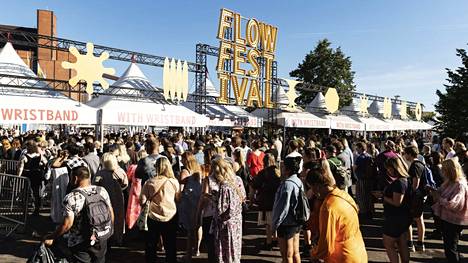 Ihmisiä jonottamassa sisäänpääsyä Flow-festivaalille Helsingissä sunnuntaina. Jonot keskittyivät varsinkin rannekkeenvaihtopisteille.