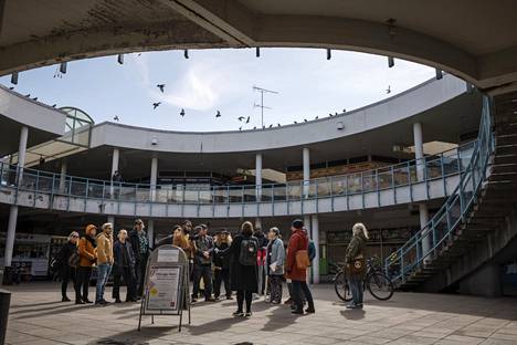 Puhoksen ostoskeskus Puotinharjussa on sopiva paikka taideprojektille, sillä kaupunki suunnittelee vanhan ostoskeskuksen osittaista purkamista.