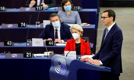 Puolan pääministeri Mateusz Morawiecki (oik.) puolusti tiistaina maansa perustuslaki­tuomioistuimen toimintaa EU-parlamentissa. Kuuntelemassa eturivissä komission puheenjohtaja Ursula von der Leyen.