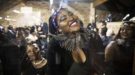 Mikä rieha! Katso videolta, kuinka Osmo Vänskä innosti Nelson Mandelan satavuotiskonsertissa mustat ja valkoiset villiin yhteislauluun ja tanssiin