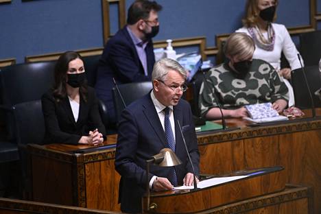 Ulkoministeri Pekka Haavisto (vihr) totesi selontekoa esitellessään, että Suomen ratkaisuja ei ole suunnattu ketään vastaan.