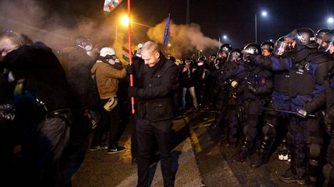 Hallituksen vastaiset mielenosoitukset kiihtyivät Unkarissa, kaduilla useita tuhansia ihmisiä