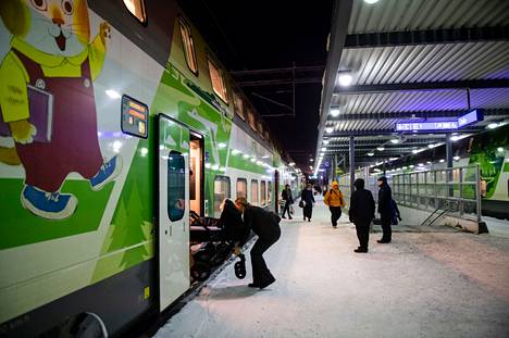 Intercity-juna Oulun asemalla 20.1.2019 kello 21.35.
