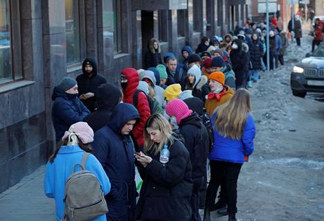 Ihmiset jonottivat sunnuntaina Pietarissa pankkiautomaatille nostaakseen talletuksiaan.