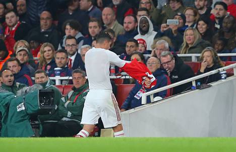 Granit Xhaka kiskaisi pelipaitansa pois mennessään pelaajatunneliin 27. lokakuuta 2019 pelatussa Arsenal–Crystal Palace-ottelussa.