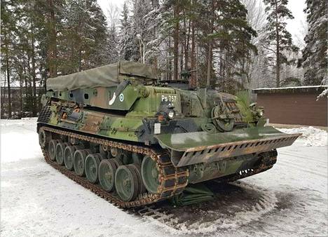Leopard 1 -vaunun alustalla oleva Puolustusvoimien erikoispanssarivaunu. 
