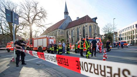 Mies ajoi pakettiauton terasseilla istuneiden ihmisten päälle Münsterissä Saksassa – kolme ihmistä kuoli, kuljettaja surmasi itsensä
