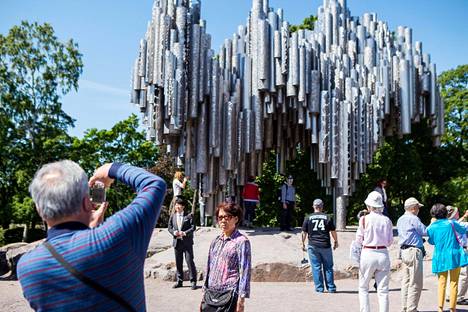Turisteja Sibeliusmonumentilla Helsingissä heinäkuussa 2015.