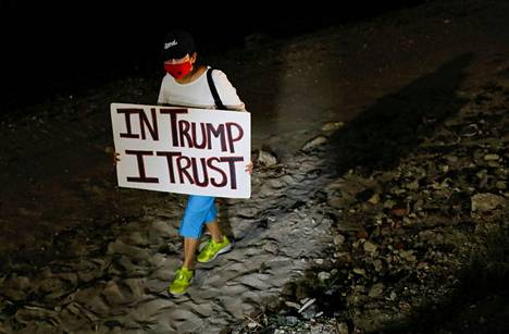 Donald Trumpin kannattaja Mar-a-Lagon lähistöllä maanantai-iltana.